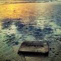 Müstilised kaldale uhutud tahvlid Euroopa rannikuil, kirjaga "Tjipetir"