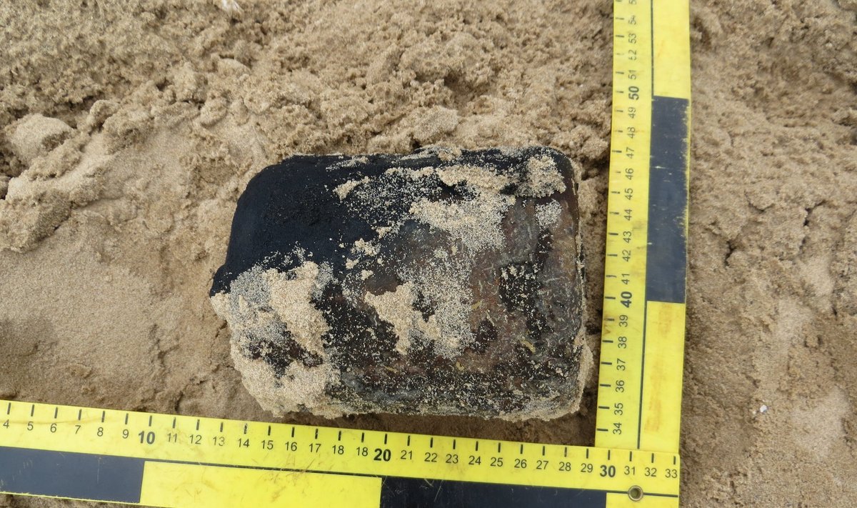 19. juulil  tegid Ida-Eesti pommigrupi demineerijad kahjutuks puhkajate poolt Alajõe vallast Alajõe  külast Peipsi järve kaldalt leitud saksa päritolu hüpikmiini.