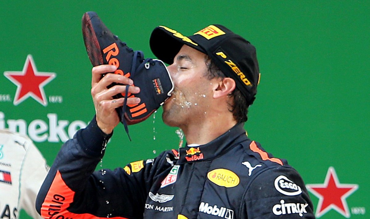 Daniel Ricciardo joob võidušampanjat omal kombel – sõidukingast.