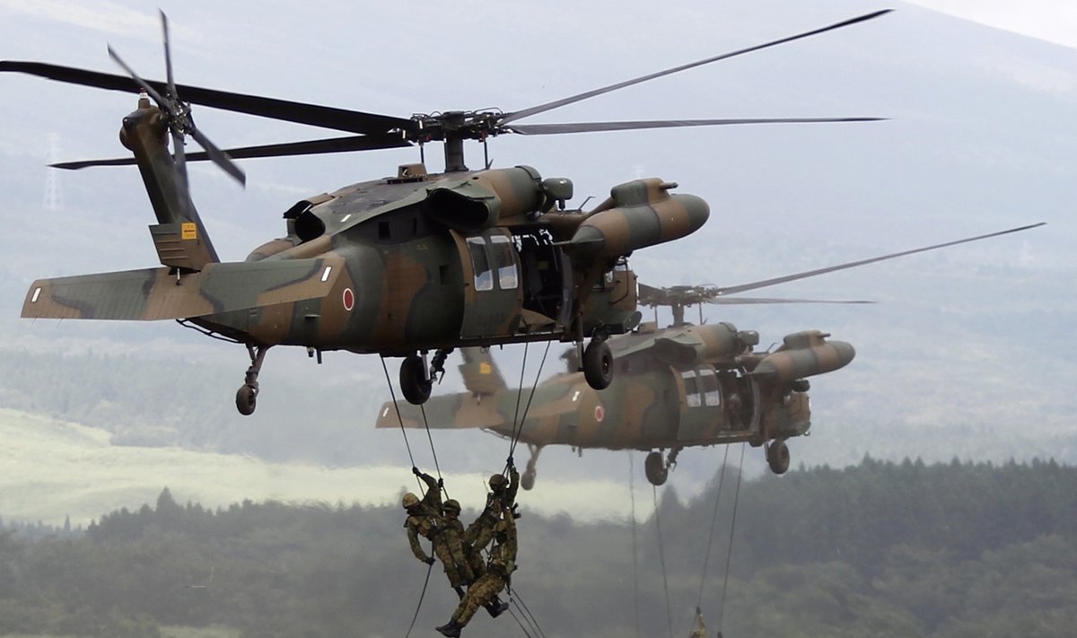 Тренировочное десантирование японских военнослужащих с вертолета UH-60 Blackhawk. Иллюстративное фото.