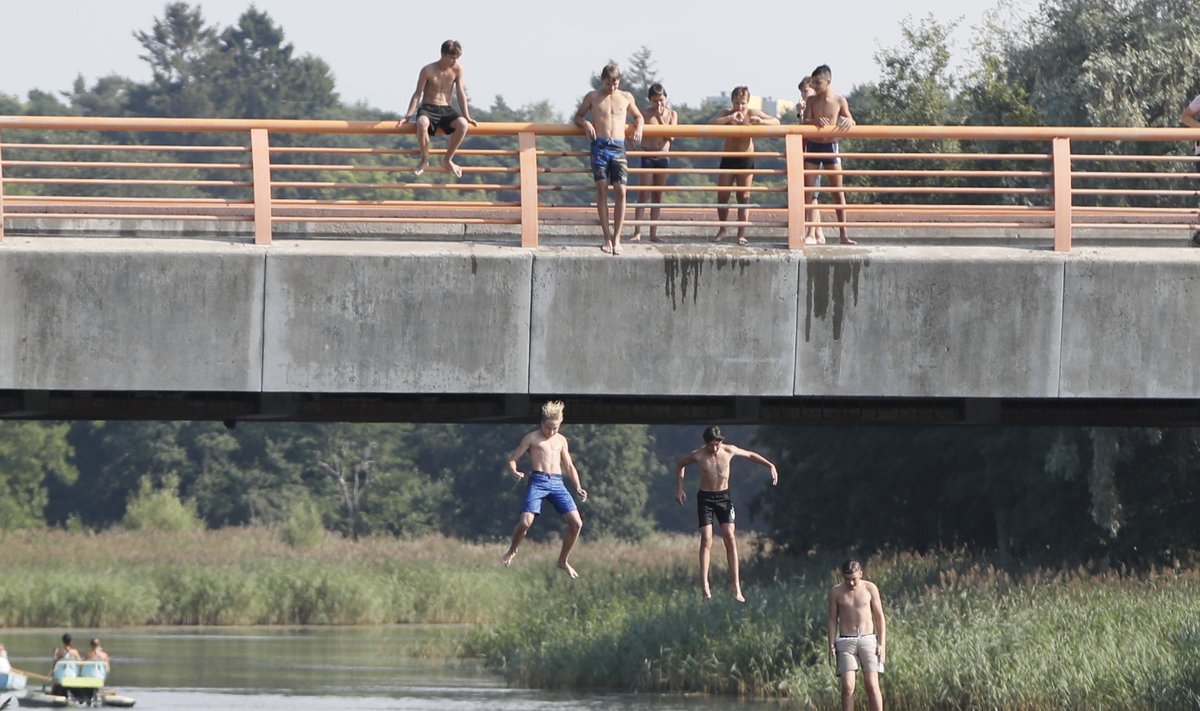 Pirital hüppavad noormehed sillalt alla