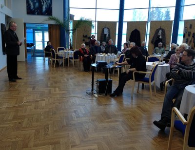 Mälestusõhtule kogunesid karksinuiakad, kes mäletavad Jüri Kivistikku juhi, sõbra või pereisana. Foto: Katrin Kivistik