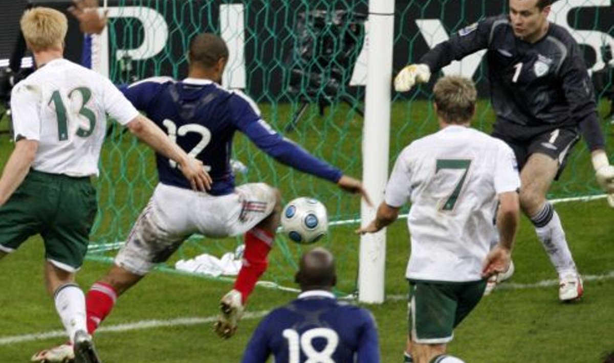 Thierry Henry mängis palli endale käega ette