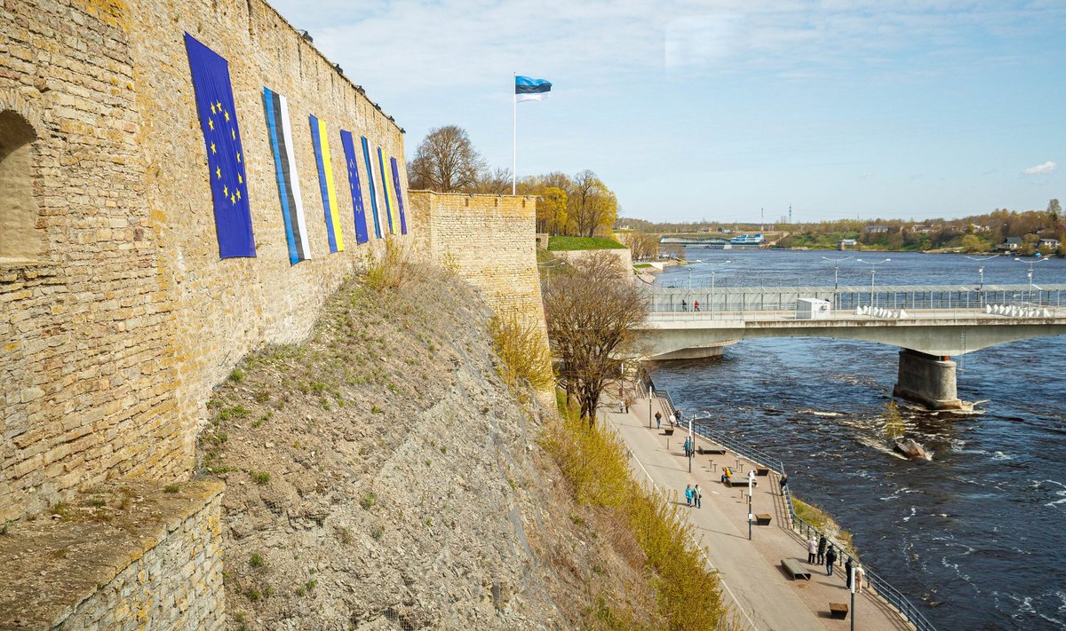 Narva muuseum riputas 9. mai puhuks kindluse müüridele Eesti, Ukraina ja Euroopa liidu lipud. Kaadrist välja on jäänud plakat „Putin is a war criminal“, mis aga vastaskalda rahvale ilusasti kätte paistis.