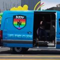 Правдиво ли видео, на котором фургон с логотипом „Азова“ участвует в прайде?