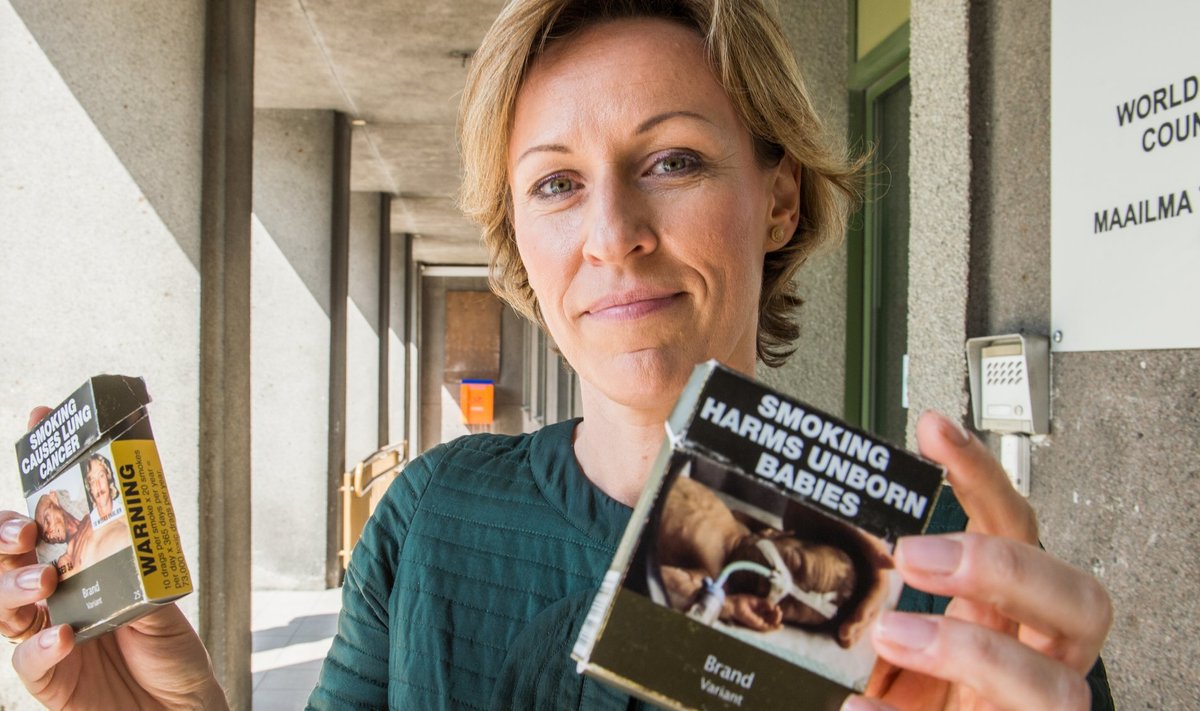 WHO tubakaekspert Kristina Mauer-Stender näitab Austraalias kasutusel olevaid sigaretipakke, kus brändinimi on väga väikeselt ja kokku pakk on kaetud hoiatavate sõnumitega.