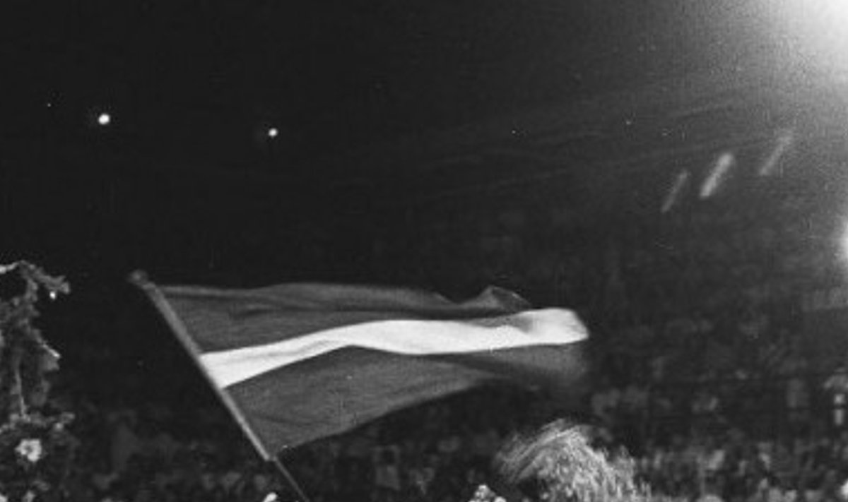 Ürituseks Baltica 1988. Kuigi ürituse korraldajad keelasid Baltica festivalil lippe näidata, oli rahvusvaheline koostöö äärmiselt tugev.  