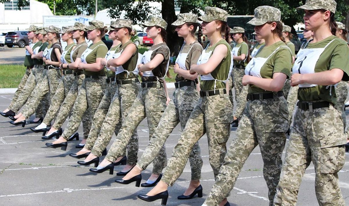 Ukraina kadetid marssimas