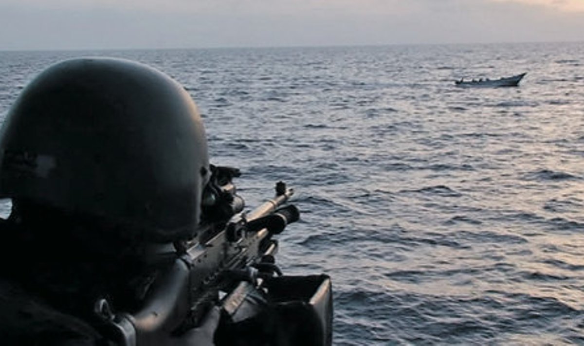 Rahvusvaheliste jõudude piraadikütt on Somaalia ranniku lähedal sihikule võtnud kahtlase paadi.