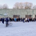 ФОТО и ВИДЕО DELFI: В Таллинне сотни людей несколько часов стояли в очереди за бесплатными консервами