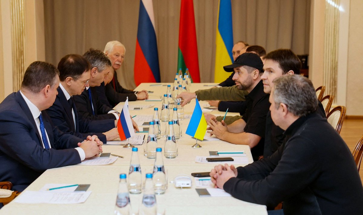 Sõja alguses toimusid Valgevenes Ukraina-Vene läbirääkimised, mis lõppesid tulemusteta. Ukraina delegatsiooni juhtis presidendi nõunik Mõhhailo Podoljak.