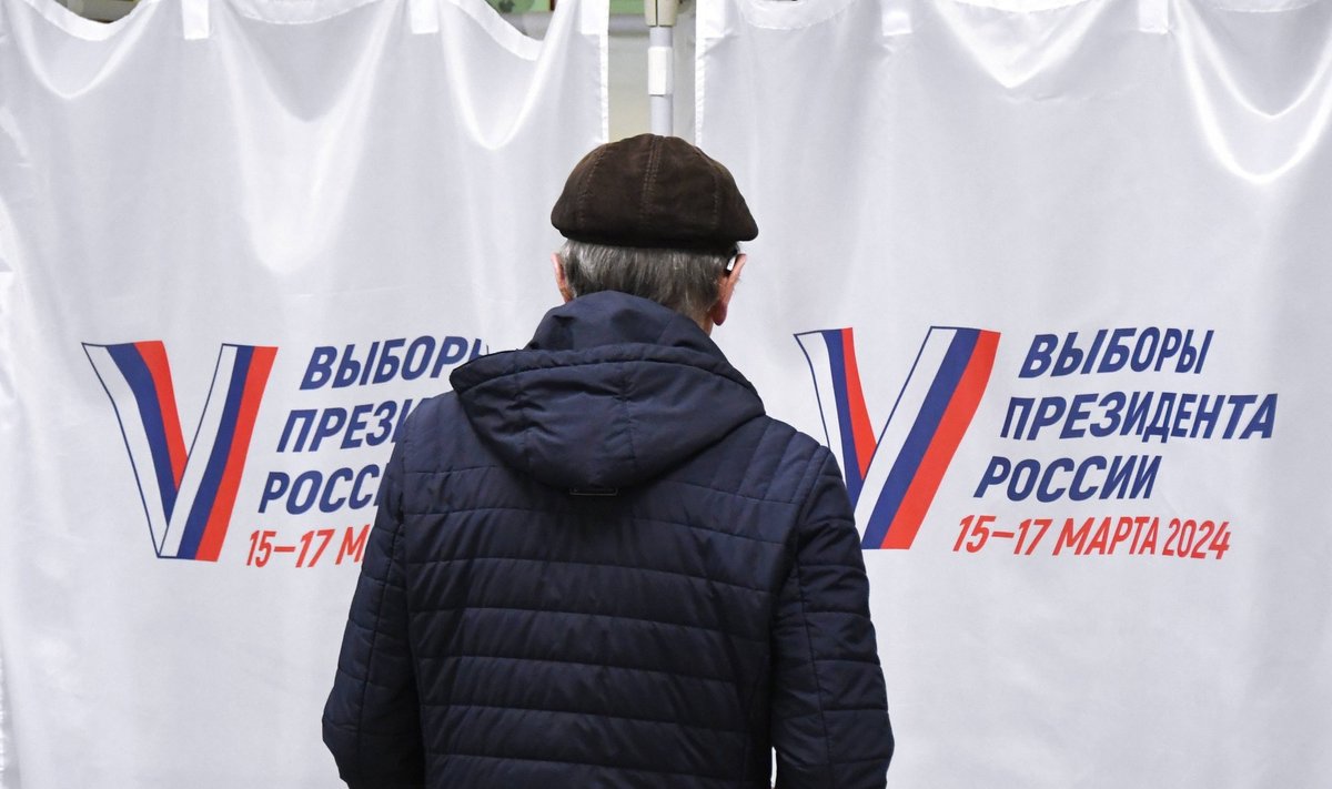 Mees siseneb „presidendivalimiste“ ajal jaoskonna hääletuskabiini.
