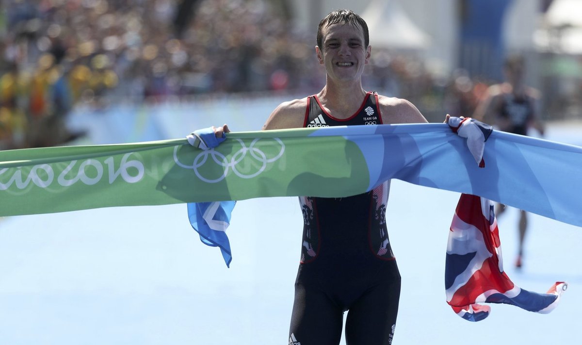 Alistair Brownlee Rio olümpia triatloni finišis.