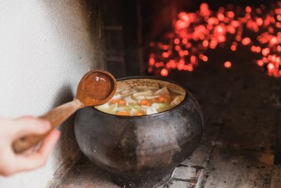Setomaal tehakse savipotis nii suppe, hautisi kui putru.
