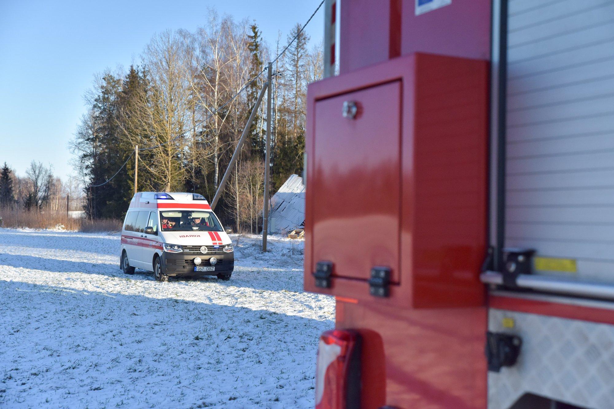 ФОТО | При пожаре в жилом доме погиб мужчина, причиной возгорания стала  перевернутая вблизи плиты канистра с топливом - Delfi RUS