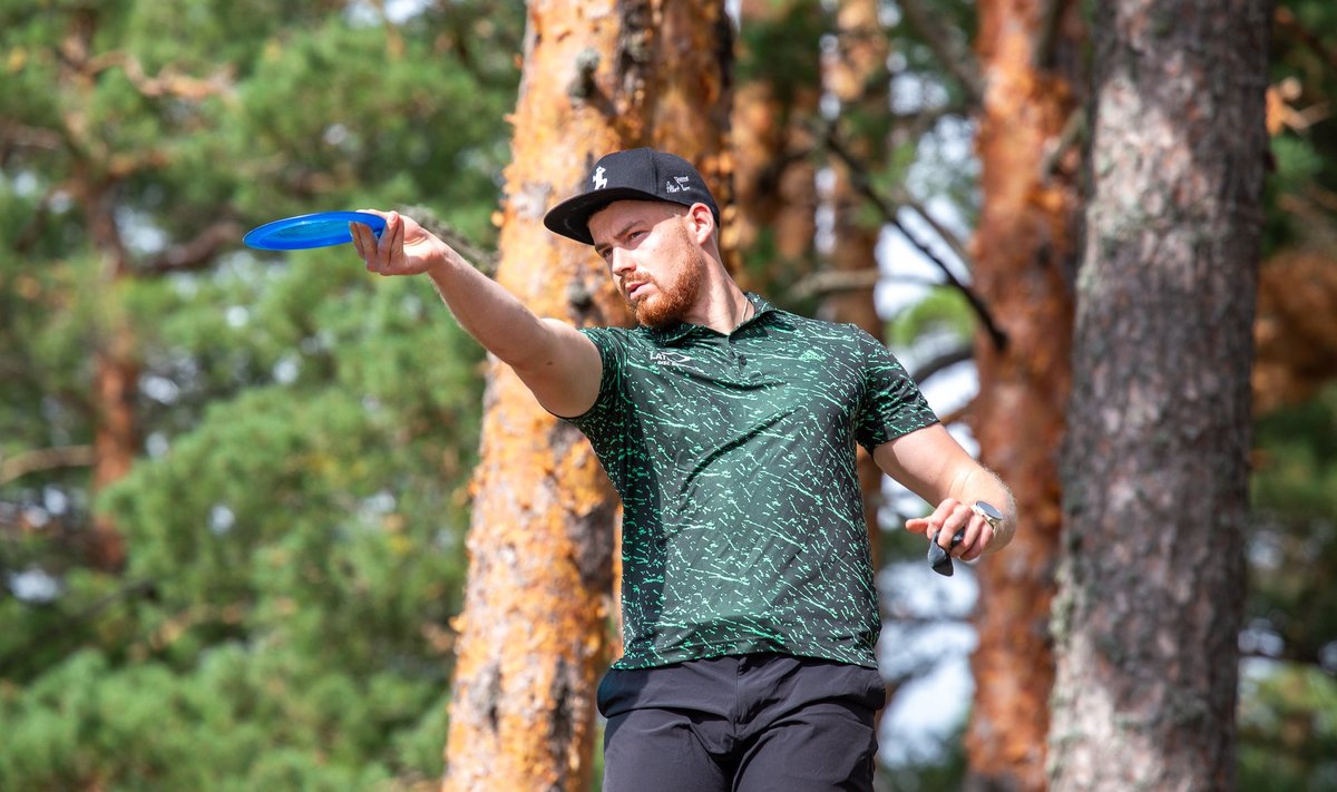 Albert Tamm möödunud suvel toimunud Eesti discgolfi meistrivõistlustel.