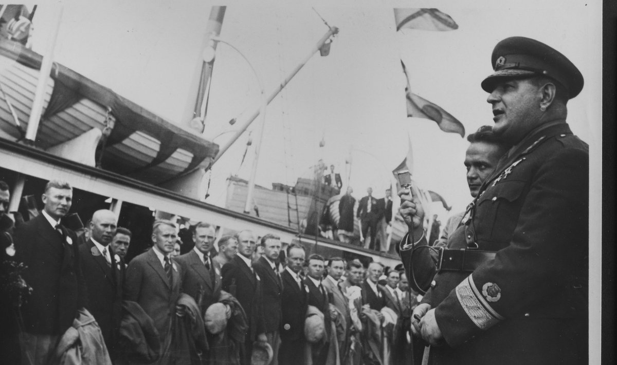 TERE TULEMAST! Argentina karika võitnud Eesti laskurmeeskonda tervitab Tallinna sadamas kindral Nikolai Reek.