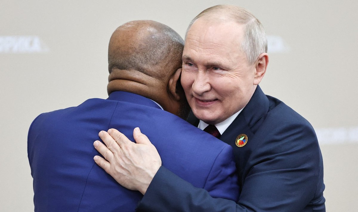 Venemaa president Vladimir Putin embab Komooride presidenti Azali Assoumanit.