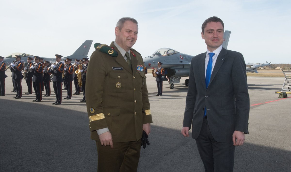 Estonian Prime Minister Taavi Rõivas and  the Commander of the Defence Forces, Riho Terras, inspecting Danish fighter jets at Ämari Air Base