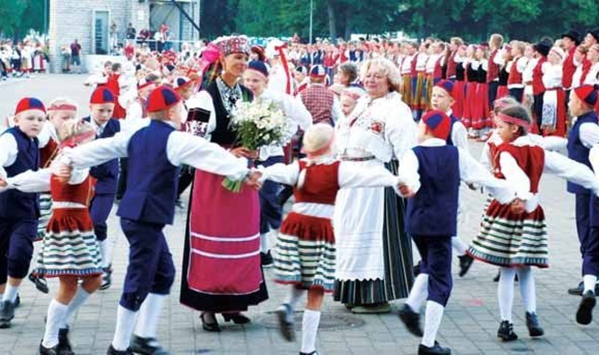Rahvatantsu juhid Astrid Väizene (vasakul) ja Ülle Urb koos noorimate, esimese klassi tantsijatega. Foto: Arvi Eidisk