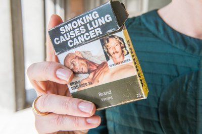 Kui soovida suitsetada, tuleb Austraalias alates 2012. aastast osta sellised sigaretipakke. Pakil on kujutatud konkreetse isiku lugu - paremal on tema pilt mõned kuud enne surma, vasakul on ta oma viimastel päevadel.