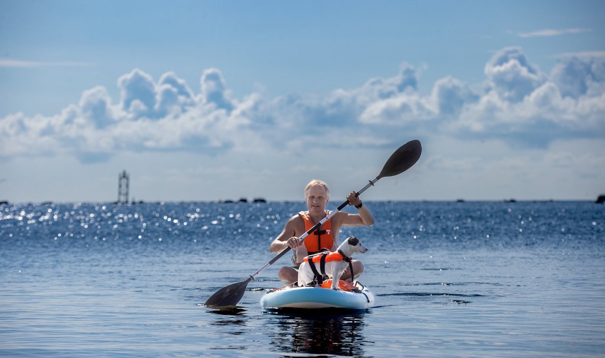 SUP-lauaga merele minnes on päästevest hädavajalik. Ka neljajalgsetel matkajatel. 