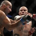 VIDEO | Armutult peksa saanud UFC vabavõitleja ulatas keset matši kohtunikule oma hamba