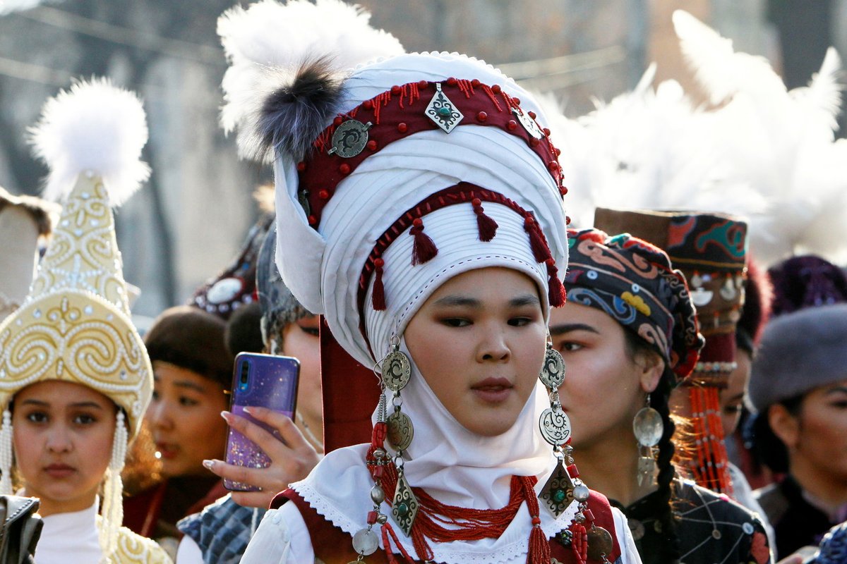 Киргизы большая. Киргизы. Национальный костюм киргизов. Киргизы внешность. Киргизский национальный костюм женский.