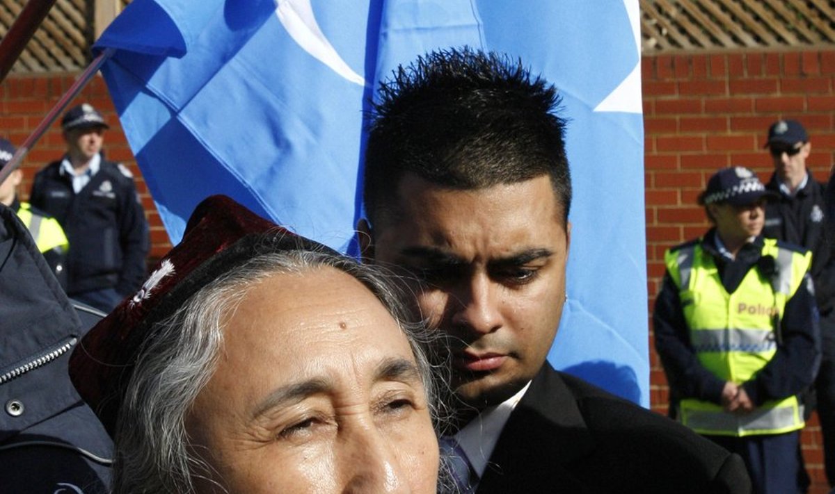 Uiguuride maailmakongressi juht Rebiya Kadeer (esiplaanil) meeleavaldusel Hiina Rahvavabariigi konsulaadi ees Melbourne'is Austraalias. Tema selja taga võib näha uiguuride riigi Ida-Türkistani lippu.