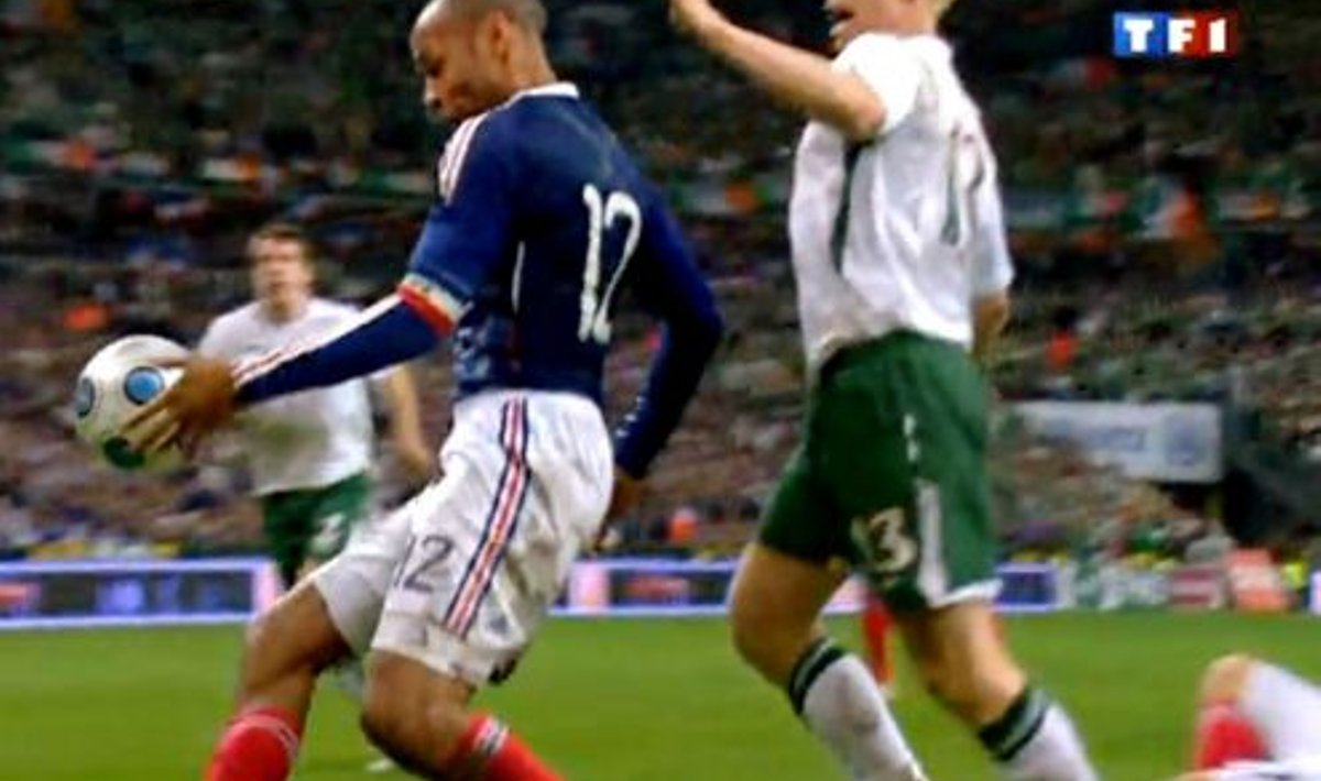 Thierry Henry  mängib käega