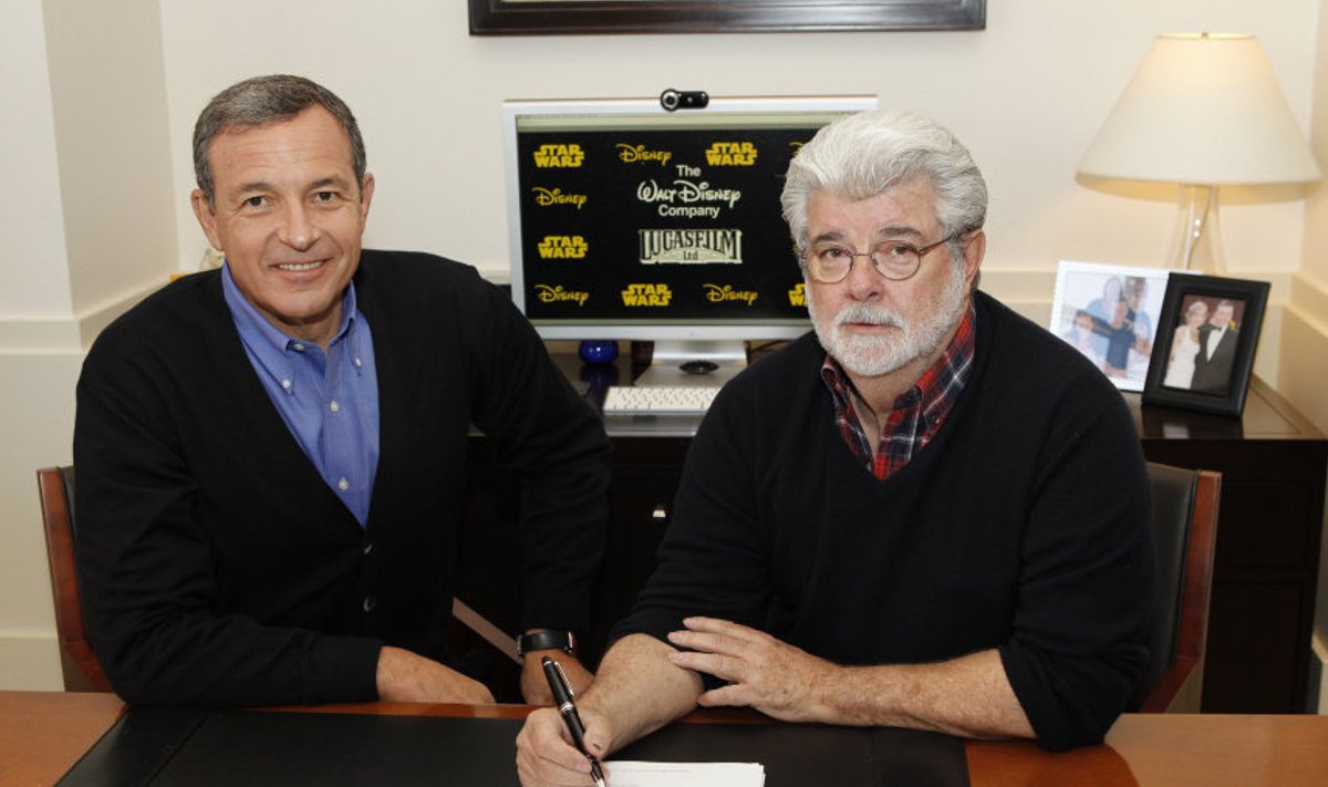 George Lucas ja Walt Disney Company juht Bob Iger 2012. aastal kirjutamas alla lepingule. Lucas sai tehinguga 4 miljardit dollarit.