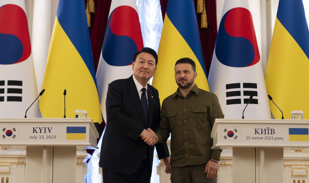 Lõuna-Korea president Yoon Suk-yeol ja Ukraina president Volodõmõr Zelenskõi, 15 juuli 2023