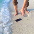 Oluline teadmine! Mida teha, kui telefon saab rannas märjaks või kukub vetsupotti?