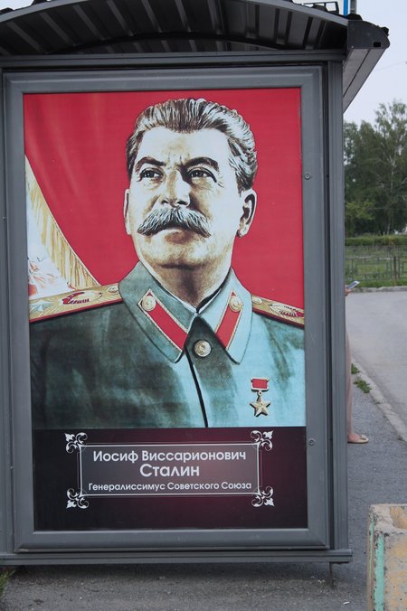 Stalini portreega plakat Atšinski linna bussipeatuses.