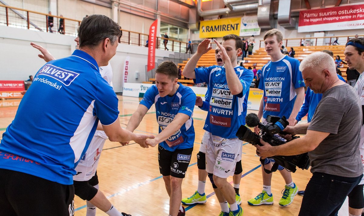 Finaali jõudnud Tartu mängijad õnnitlevad ja tänavad peatreener Andrei Ojametsa (vasakul).