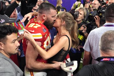Travis Kelce ja Taylor Swift tähistasid Chiefsi võitu kuuma suudlusega
