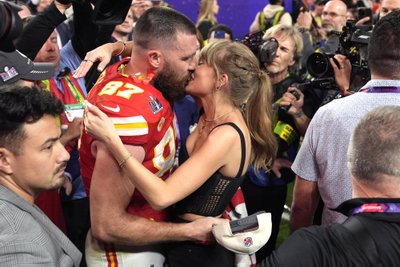 Travis Kelce ja Taylor Swift tähistasid Chiefsi võitu kuuma suudlusega