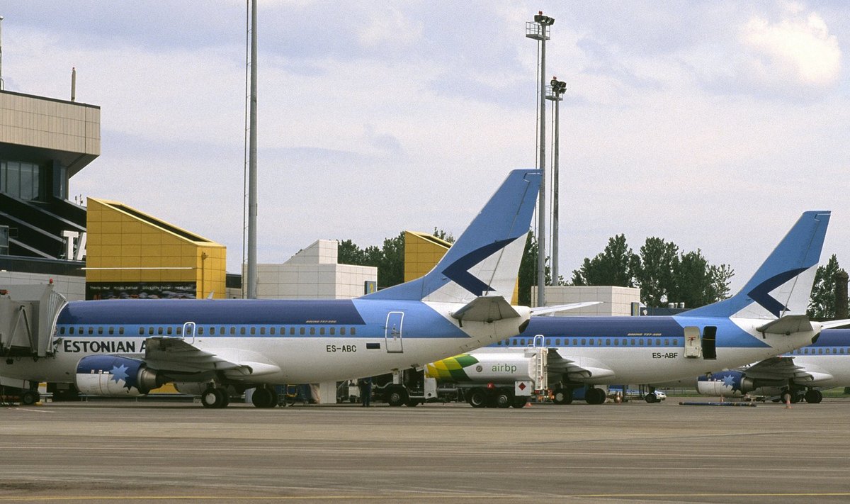 Boeing 737-500 nimega Koit Tallinna lennujaamas 2005. aastal.
