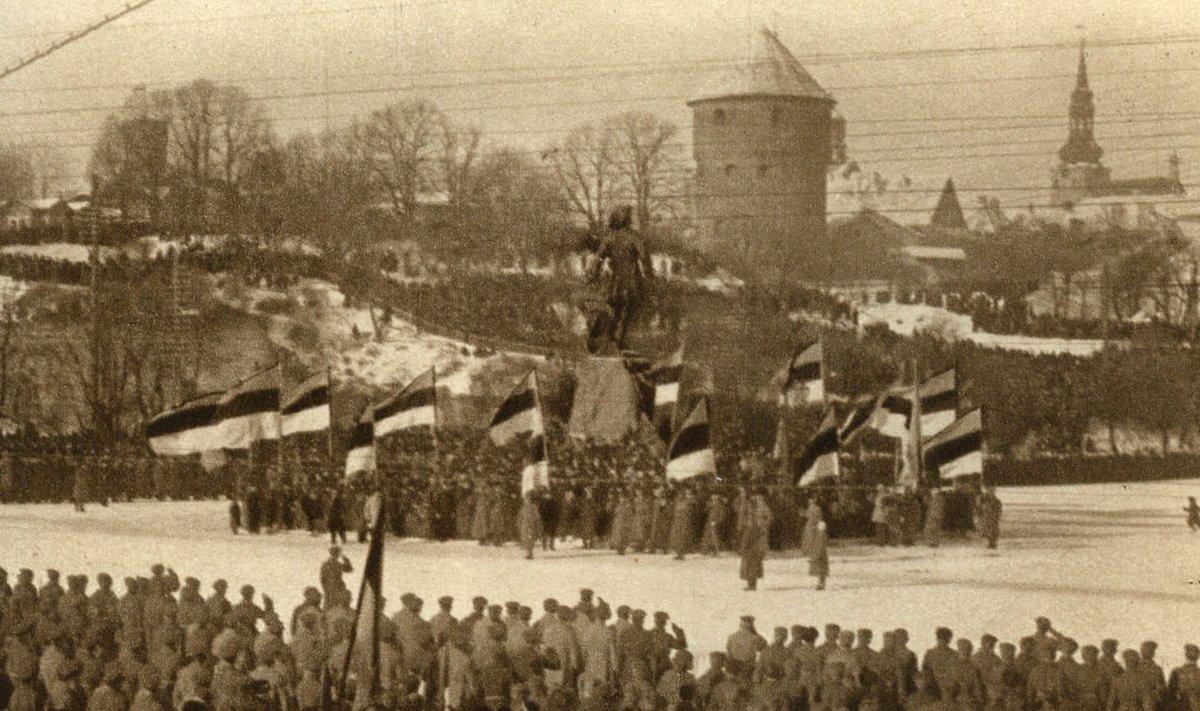 Eesti vabariigi esimese sünnipäeva tähistamine 24. veebruaril 1919 Tallinnas Peetri platsil (Wikimedia Commons, foto aastast 1919)