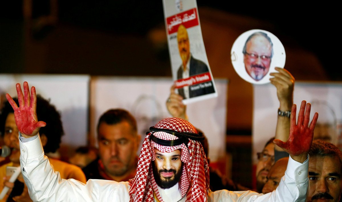 Saudi Araabia kroonprintsi Mohhamed bin Salmani näopilti kandev veriste kätega meeleavaldaja möödunud kuu lõpus Istanbulis Saudi Araabia konsulaadi ees