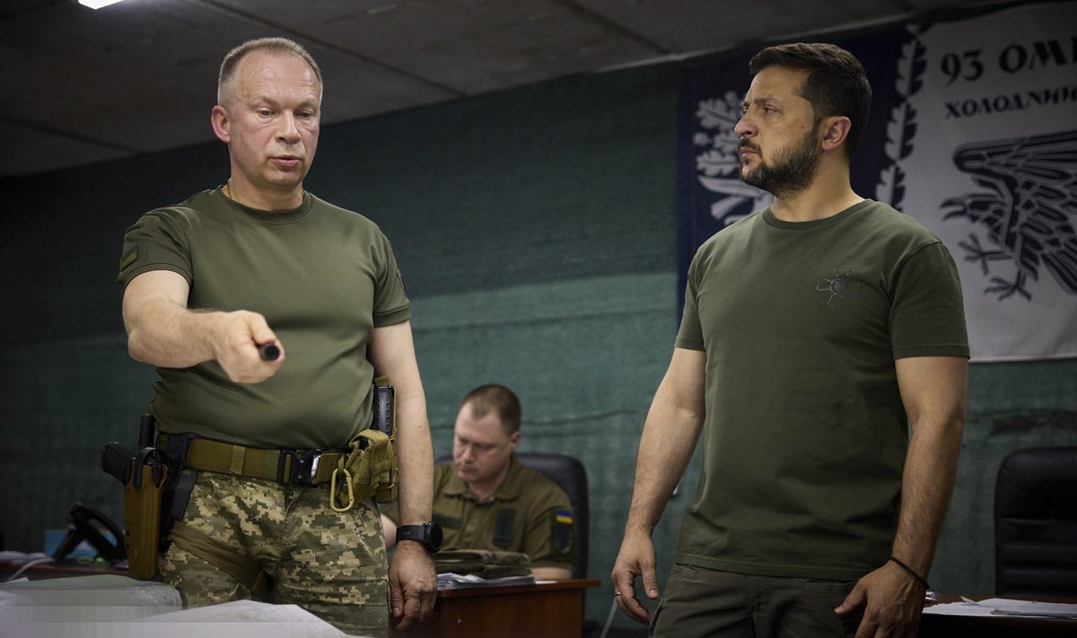 Ukraina relvajõudude uus ülem Oleksandr Sõrskõi ja president Volodõmõr Zelenskõi vastupealetungi käsitleval briifingul Bahmutis.