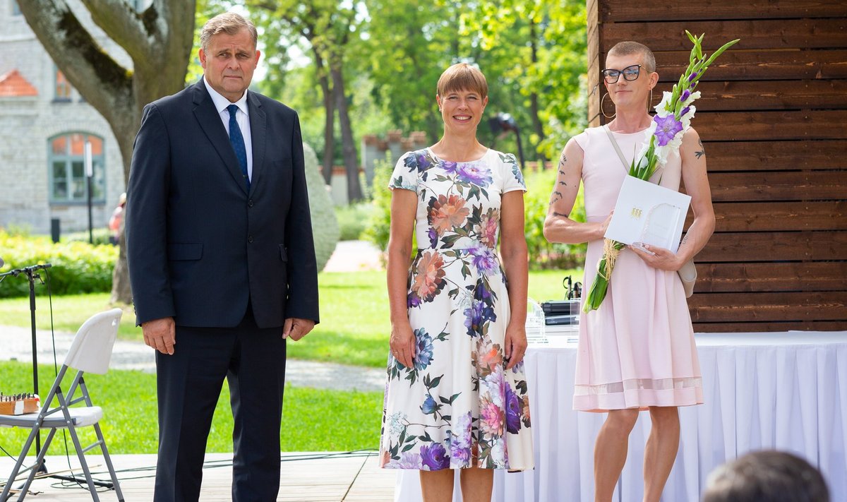 KUULUS KOLMIK: Vasakult minister Raivo Aeg, president Kersti Kaljulaid ja provokaator Mikk Pärnits.