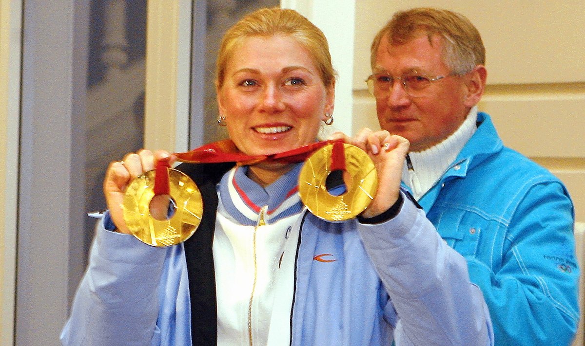 Kristina Šmigun-Vähi Torino olümpiakuldadega.