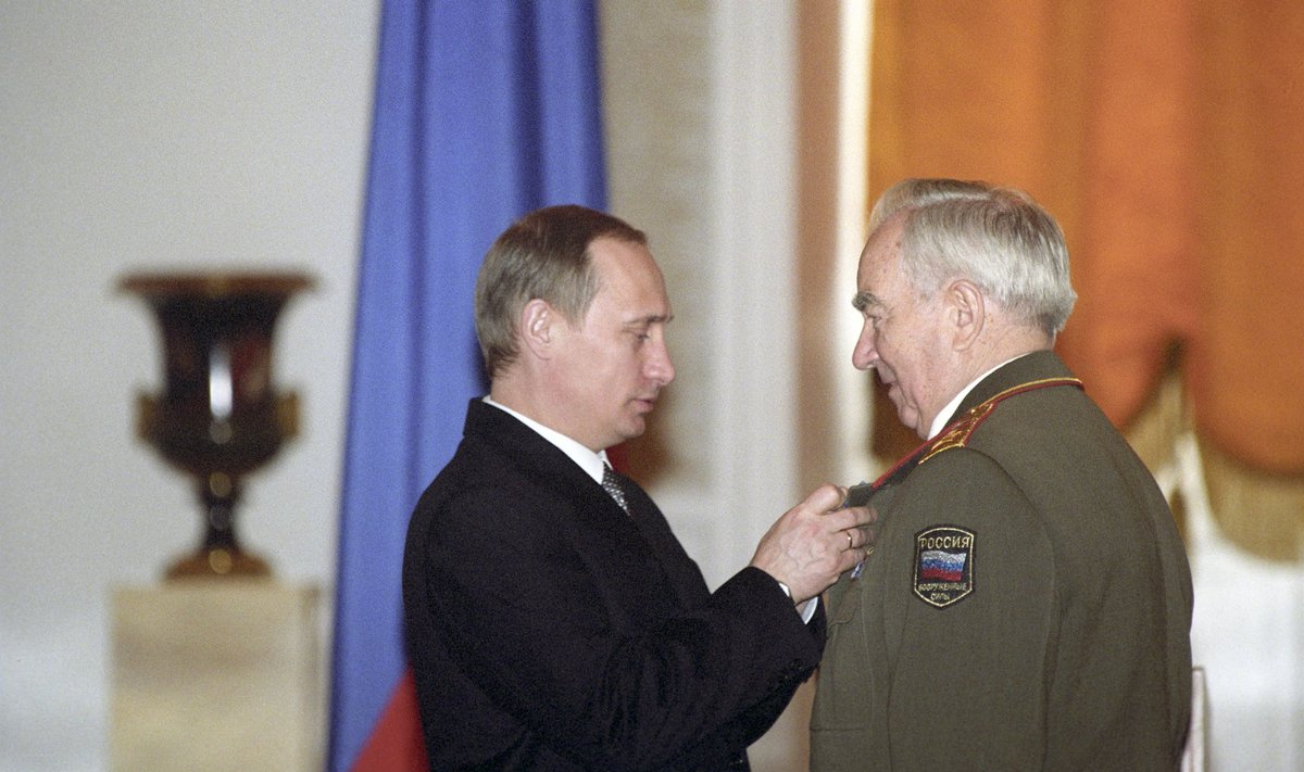 Президент РФ Владимир Путин вручает Виктору Куликову орден «За военные заслуги»