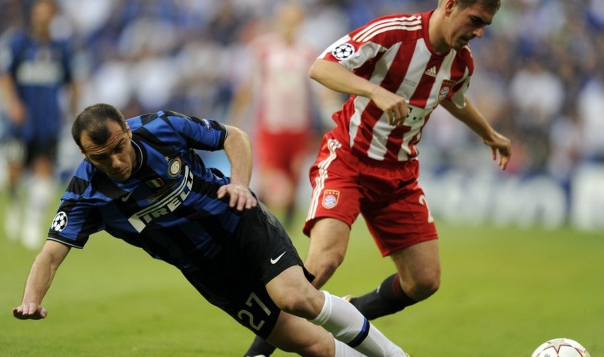 Inter Milan's Macedonian forward Goran Pandev (L) and Bayern Munich's defender Philipp Lahm  vie for the ball during the UEFA Champions League final football match Inter Milan against Bayern Munich at the Santiago Bernabeu stadium in Madrid on May 22, 2010 .  AFP PHOTO / PEDRO ARMESTRE