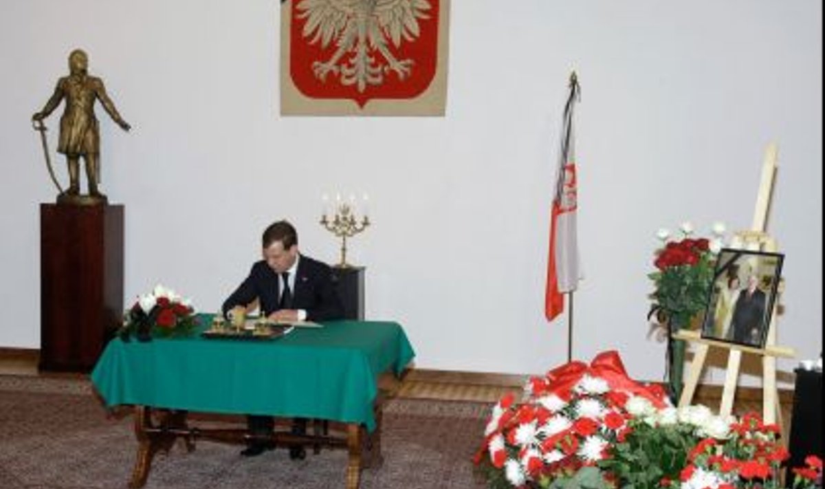 Vene president Poola saatkonnas kaastundeavaldust kirjutamas