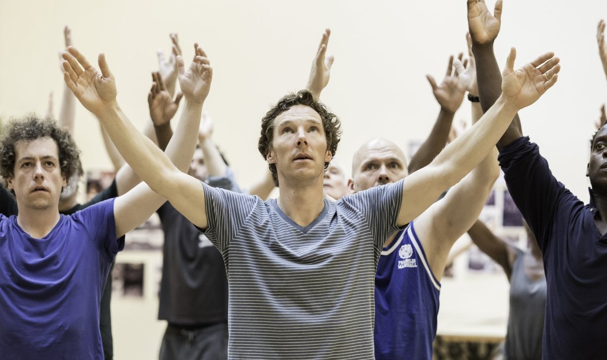 Benedict Cumberbatch (keskel) „Hamleti” proovis. Hollywoodi A-kategooria filmistaar meelitab oma fännid Londonisse Shakespeare’i klassikat vaatama.