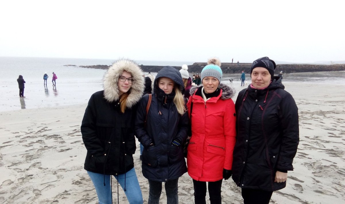 Õpilased Karola Karmen Känd (vasakul) ja Kerdi Jano ning õpetajad Maia Tõhk ja Annika Jürviste Atlandi ookeani ääres Galways.