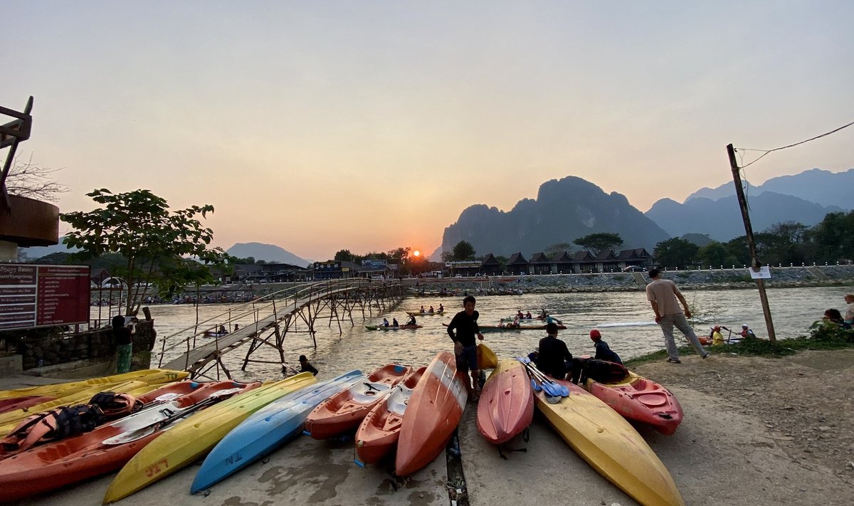 Laose seikluspealinn Van Vieng pakub suurepärast ja soodsat võimalust proovida väga erinevaid seiklustegevusi alates kanuusõidust kuni kuumaõhupallideni.