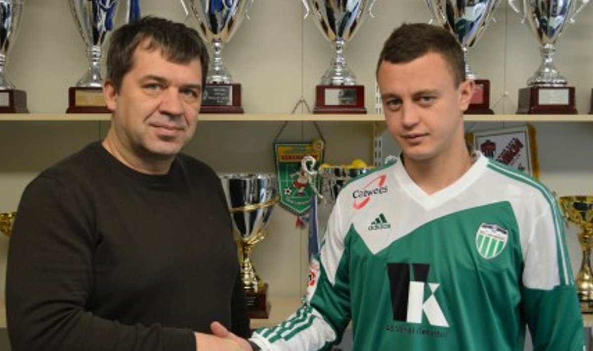 FC Levadia uus edurivimängija Arsenij Bujnickij ja klubi tegevjuht Theimo Tülp lõid täna algavaks hooajaks käed.